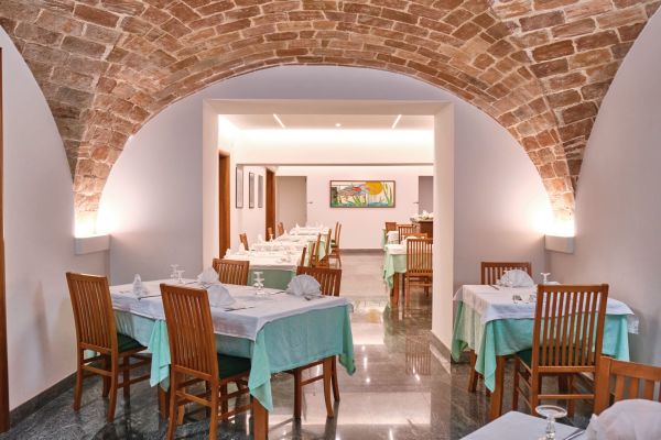 Una Sala Del Ristorante Hotel Teresa A Isola Del Gran Sasso Nella Valle Siciliana In Abruzzo