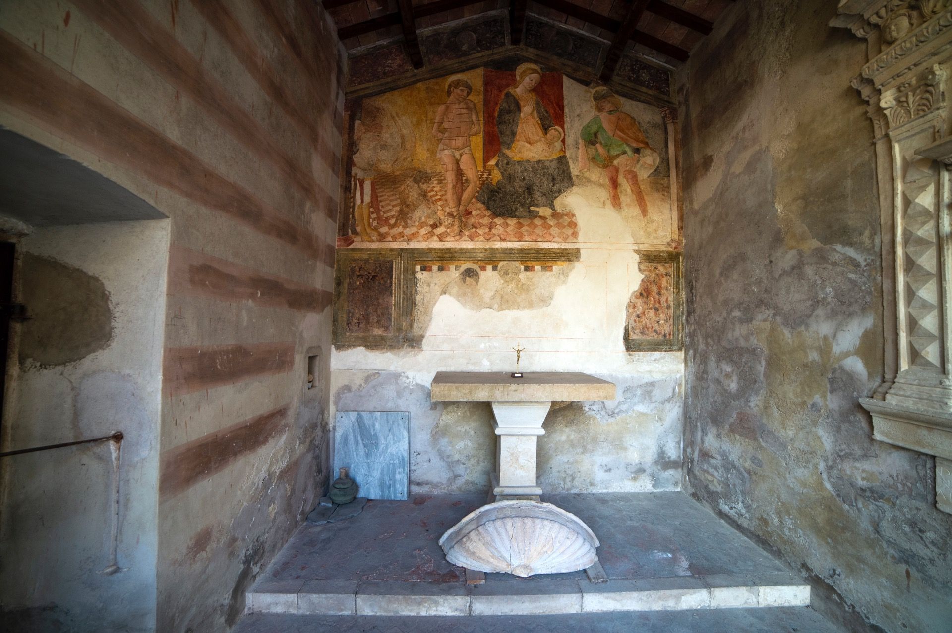 Interni della Chiesa di San Sebastiano a Isola Del Gran Sasso nella Valle Siciliana