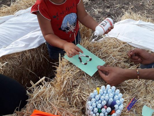 bambini che giocano balle di paglia Associazione Cip e Ciop Gran Sasso D'Italia