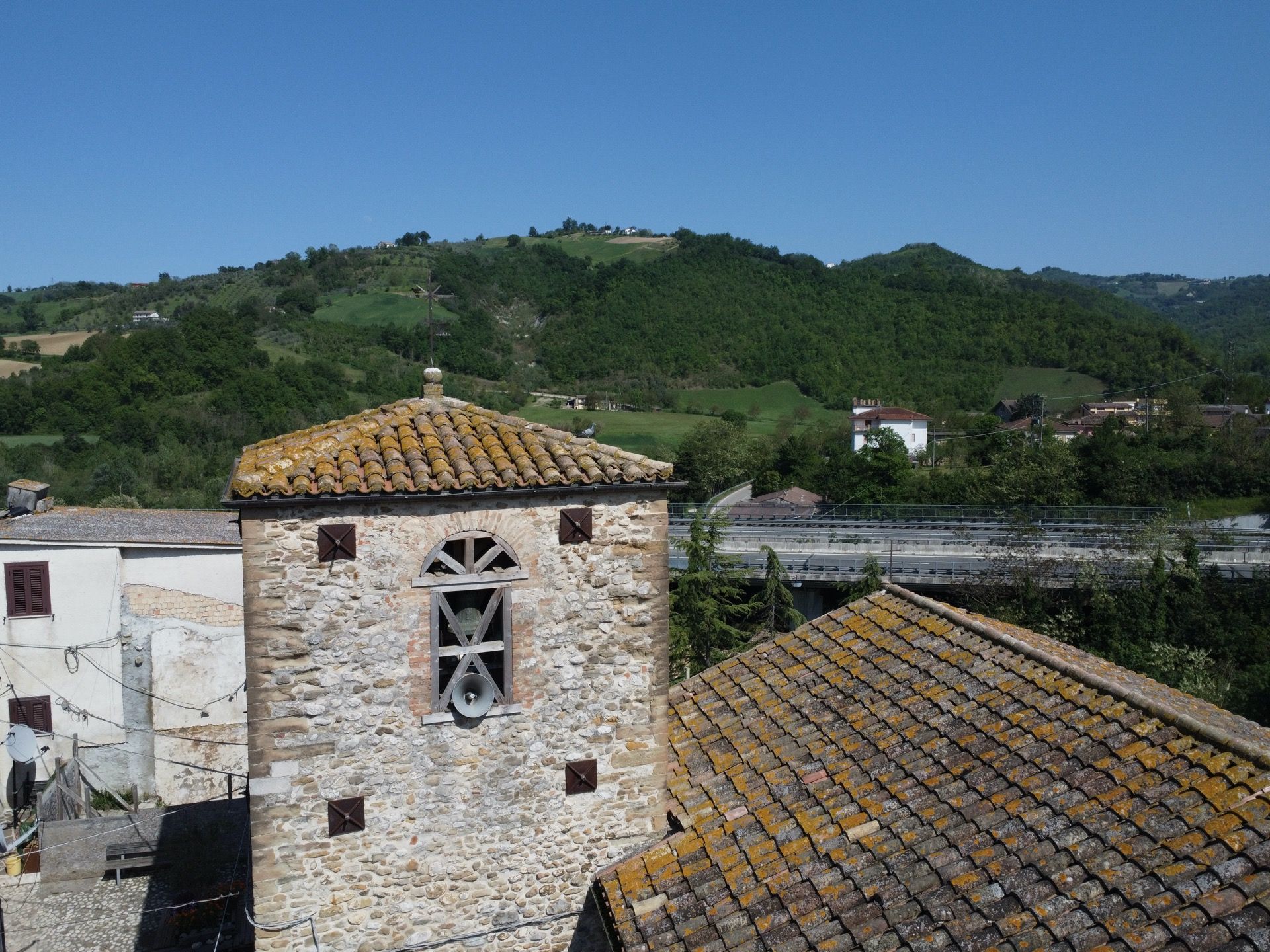 Panoramica Della Torre Di Villa Petto Nella Valle Del Gran Sasso A Teramo In Abruzzo