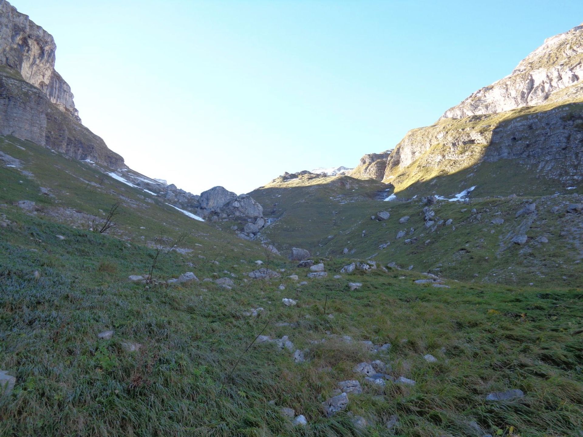 Escursione In Vetta Nella Valle Del Gran Sasso Da Sella Del Cimone Di Santa Colomba Foto 6