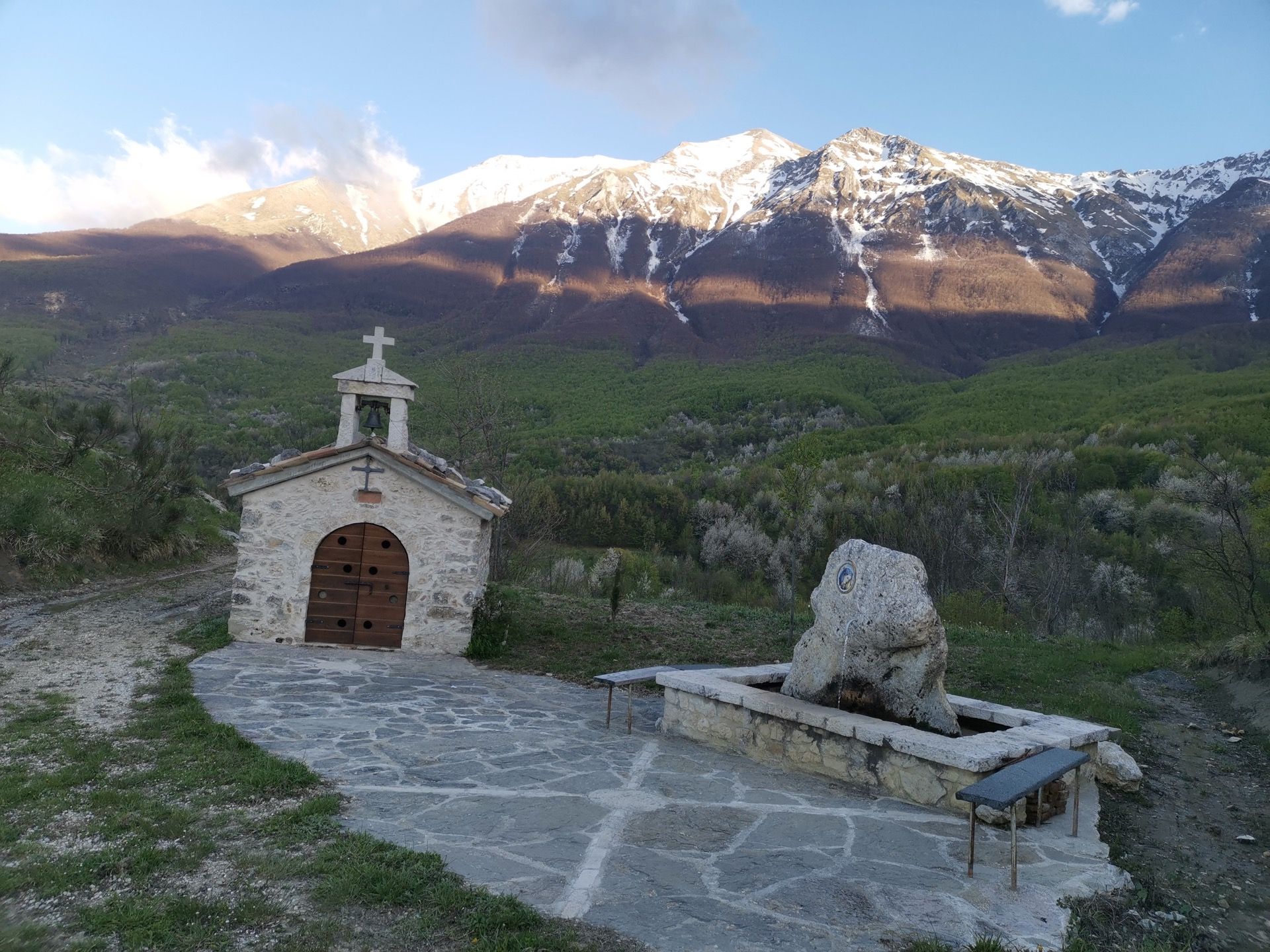 Panoramica Della Chiesetta Dell Aquara Nella Valle Del Gran Sasso A Teramo In Abruzzo