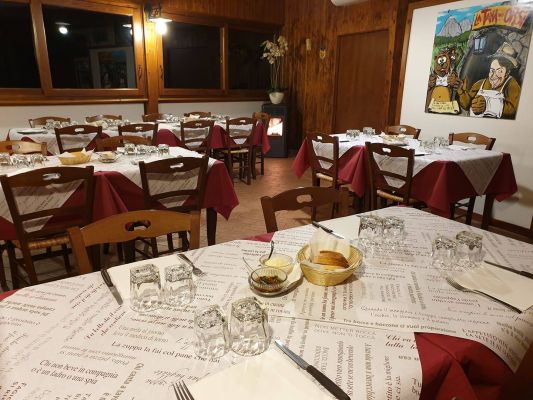 sala ristorante trattoria La Tana Degli Orsi a Forca Di Valle a Isola Del Gran Sasso