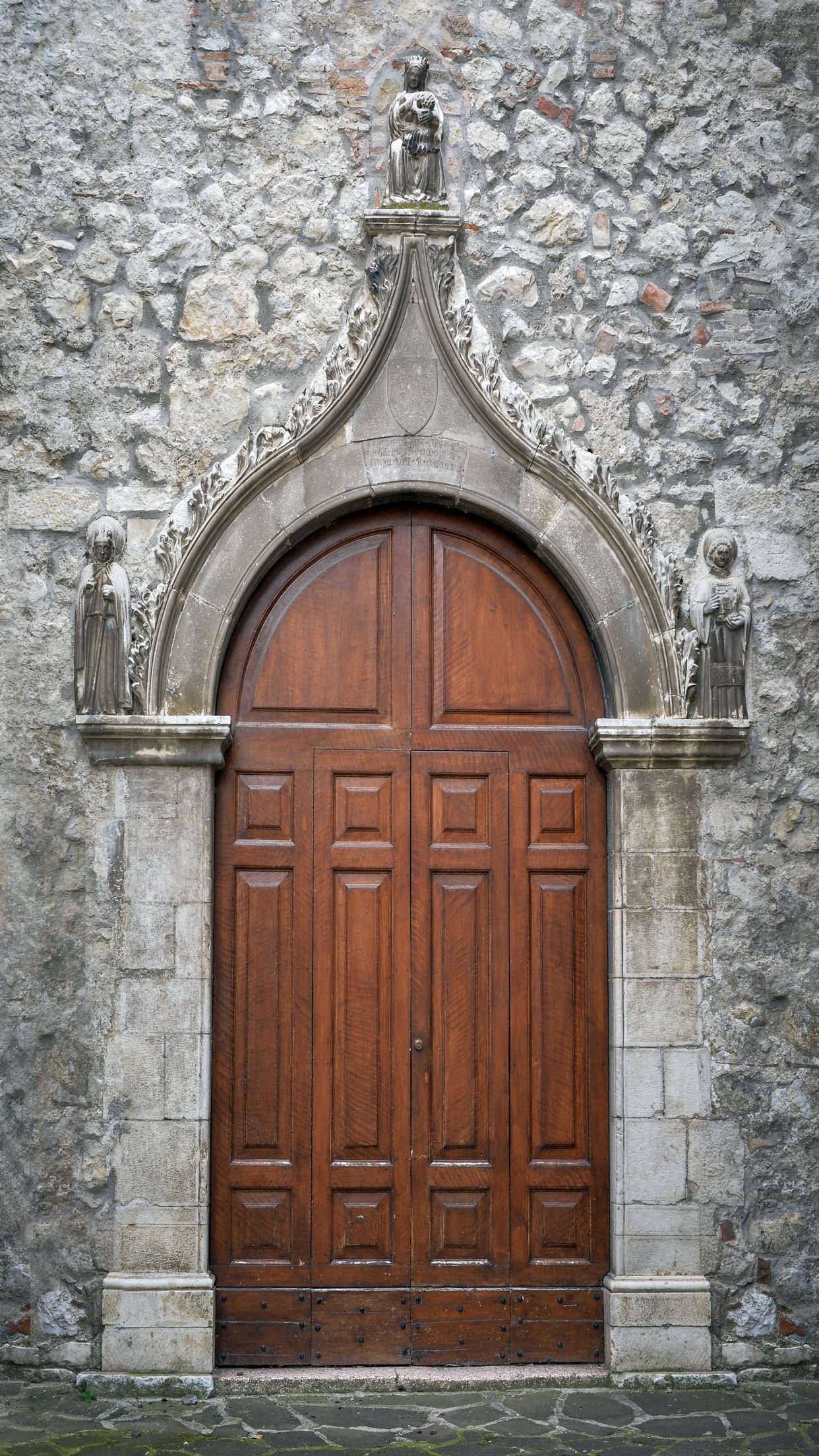 Una Porta Nel Paese Dei Motti Nella Valle Del Gran Sasso A Teramo In Abruzzo