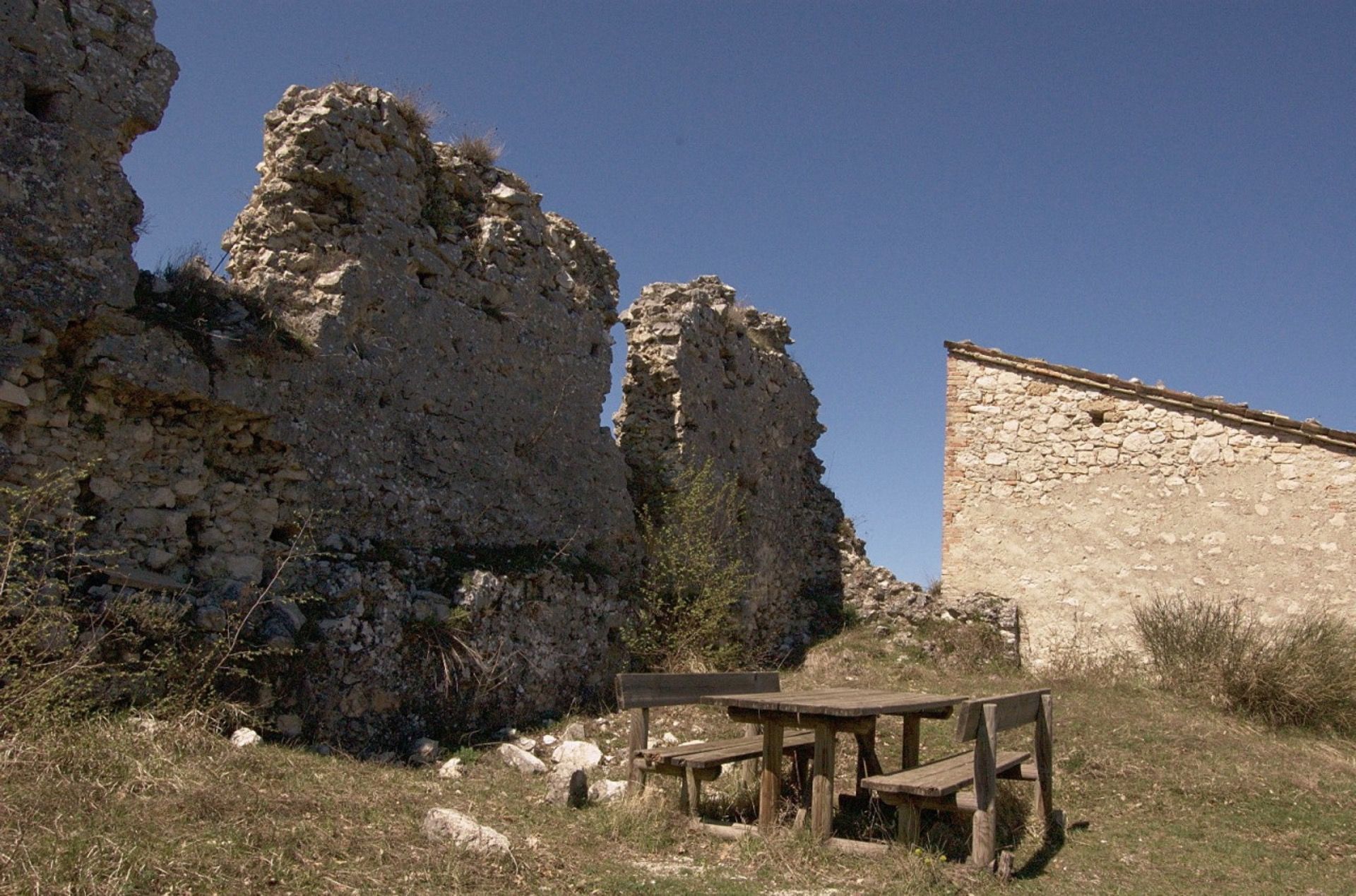 Resti Delle Cinta Murarie Del Castello Di Pagliara A Teramo In Abruzzo