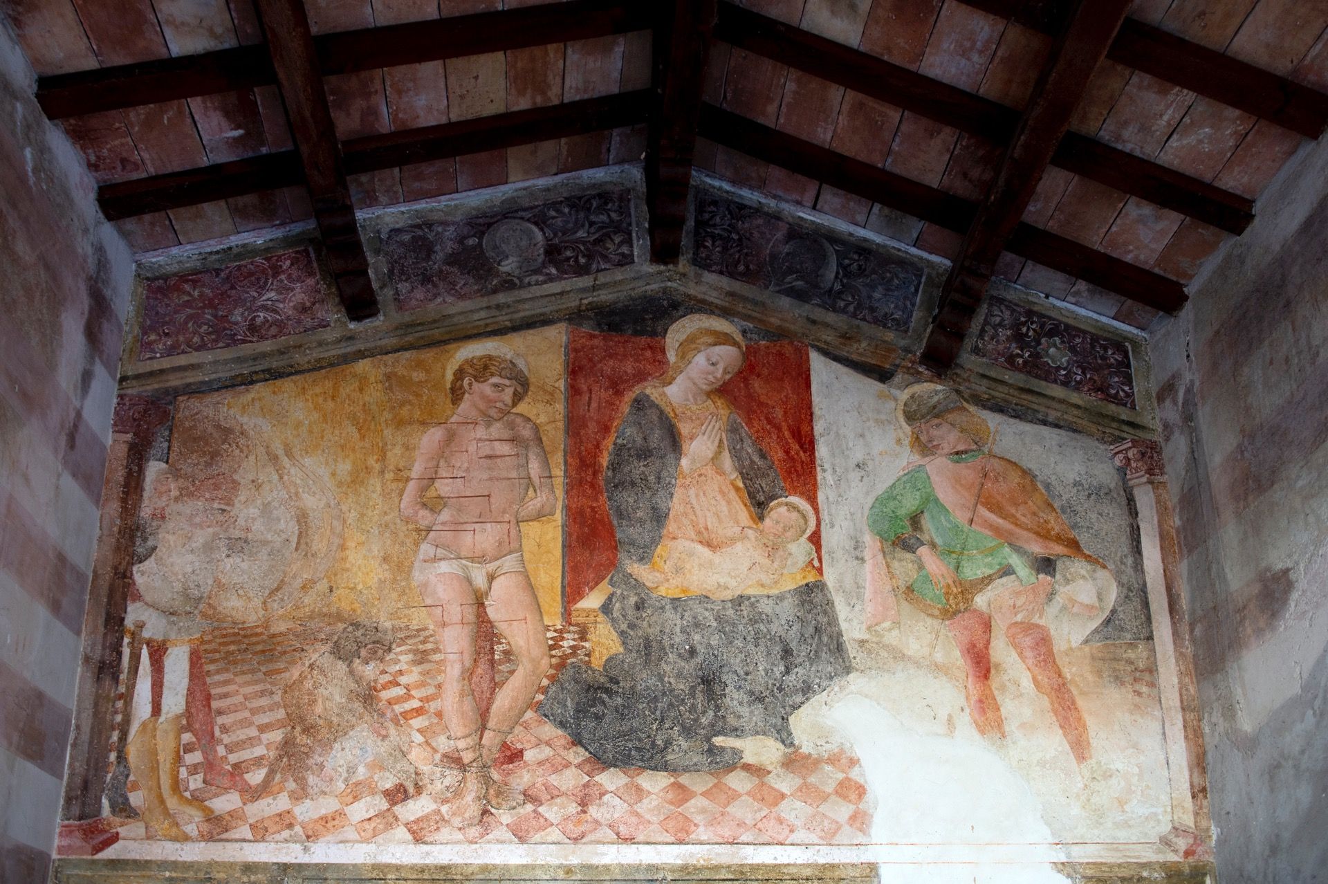 Interno della Chiesa di San Sebastiano a Isola Del Gran Sasso nella Valle Siciliana