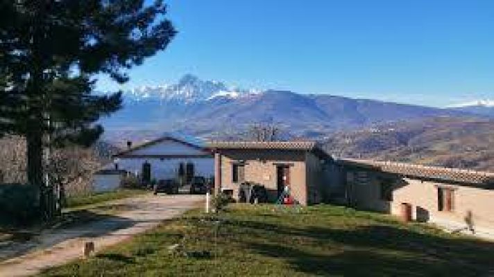 esterno agriturismo Flarà Monica a Basciano di Teramo