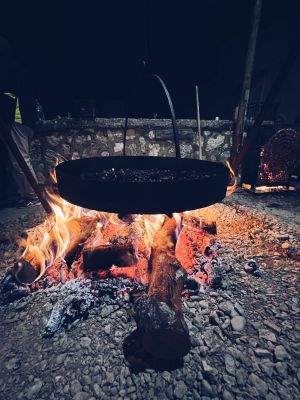 la patata turchesa sul fuoco arrostita tipica del territorio del Gran Sasso D'Italia in Abruzzo