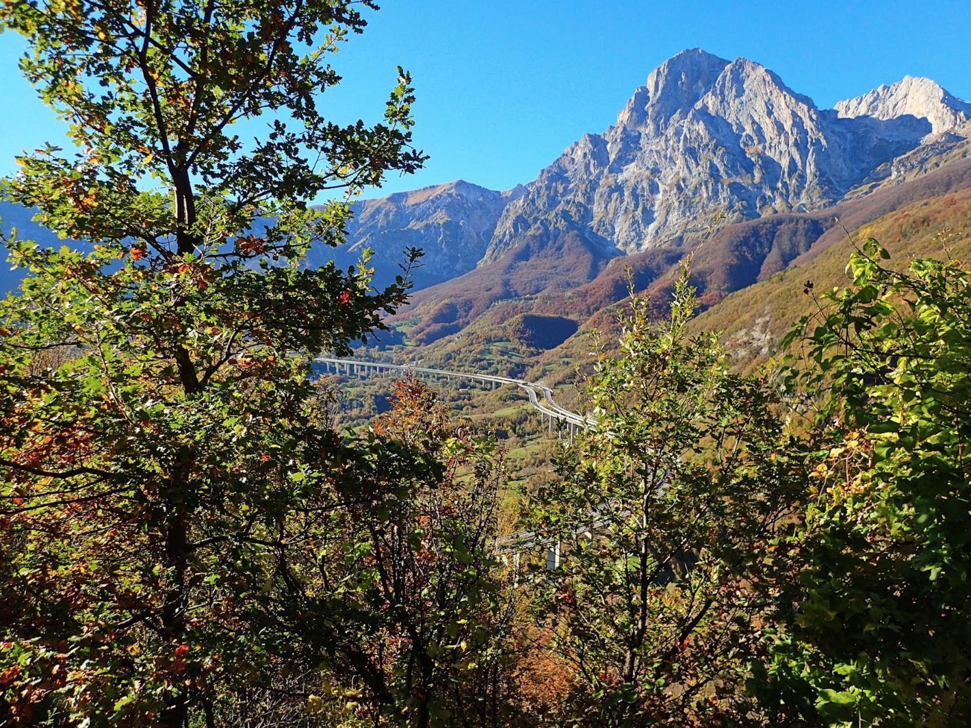 Escursione tra i boschi partendo da Cerchiara arrivando a Madonna delle Masserie nella Valle del Gran Sasso in Abruzzo