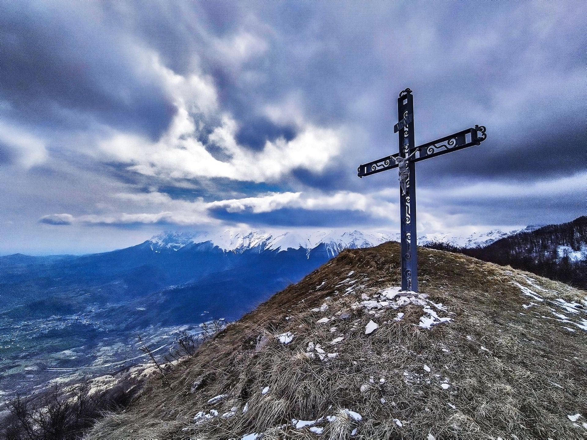 Vista dalla vetta di Colle Pelato uno dei luoghi incantati della valle del Gran Sasso in Abruzzo