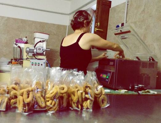 signora che prepara i taralli Azienda Agricola Flarà Monica di Castel Castagna in Abruzzo