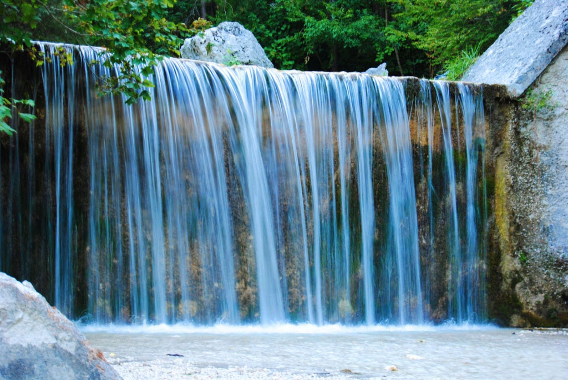 Visuale delle cascate del Ruzzo nella Valle del Gran Sasso a Teramo in Abruzzo