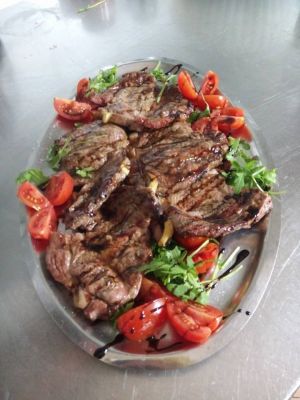 Piatto Di Carne Della Trattoria San Giovanni A Isola Del Gran Sasso Nella Valle Siciliana In Abruzzo