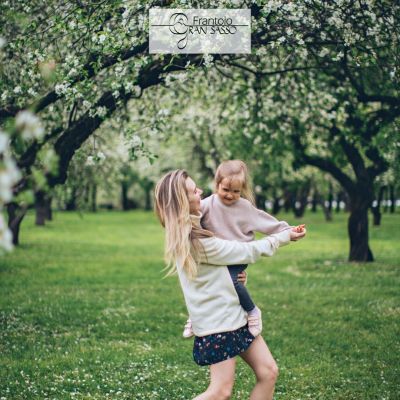 mamma che gioca con la bambina frantoio Gran Sasso Isola Del Gran Sasso D'Italia in Abruzzo