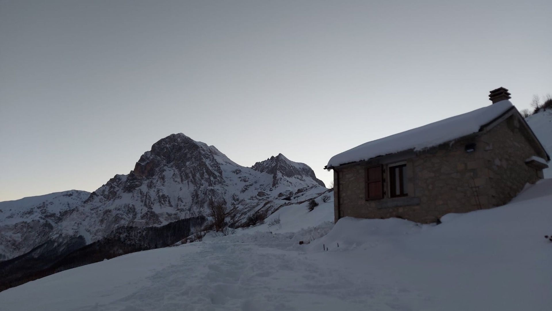 Rifugio Orazio Delfico Innevato Luogo Incantato Nella Valle Del Gran Sasso A Teramo In Abruzzo