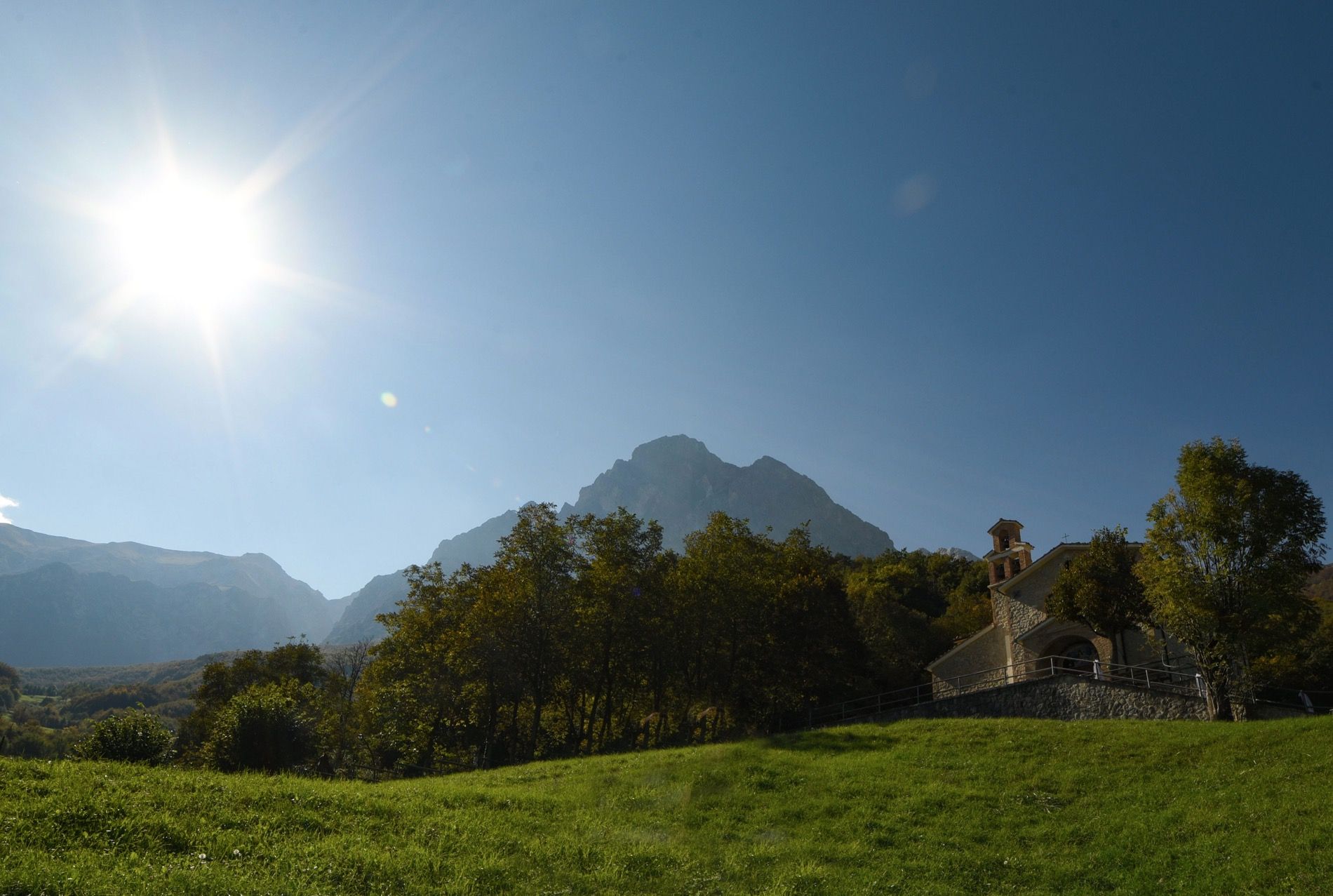 panorama di Casale San Nicola e Chiesetta romanica in Abruzzo del Gran Sasso D'Italia