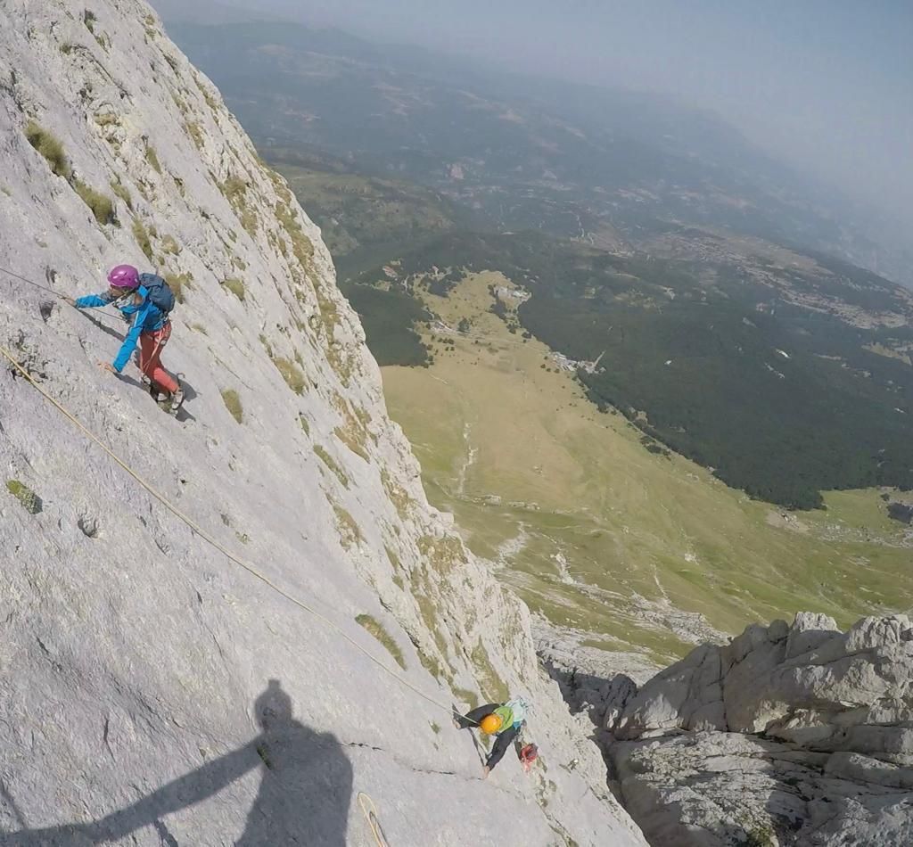 persone che si arrampicano durante escursioni Gran Sasso D'Italia