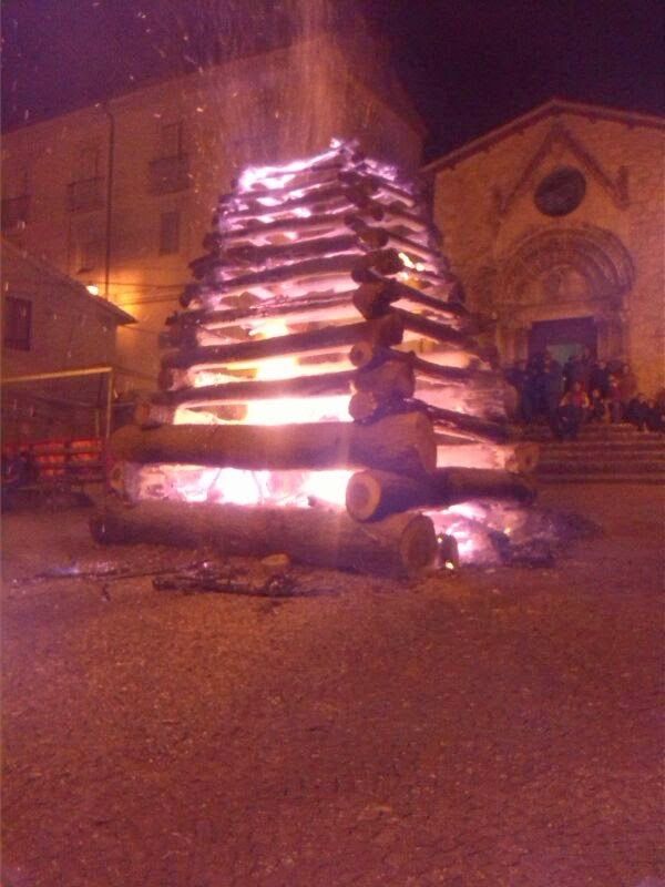 Festa Di Sant'Antonio Con Il Tipico Falo A Tossicia Nella Valle Del Gran Sasso