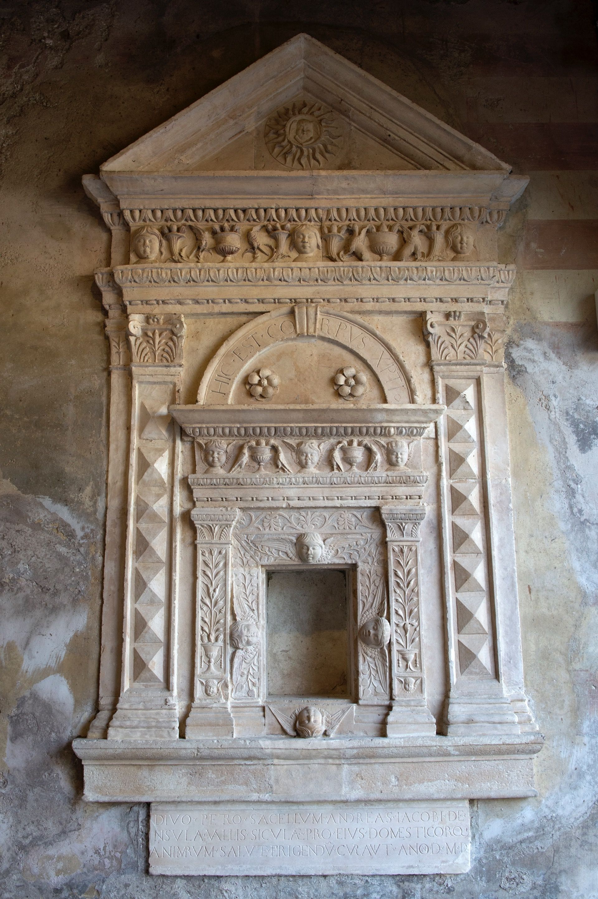 Parete della Chiesa di San Sebastiano a Isola Del Gran Sasso nella Valle Siciliana