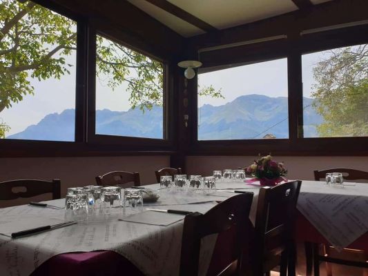 sala ristorante trattoria La Tana Degli Orsi a Forca Di Valle a Isola Del Gran Sasso