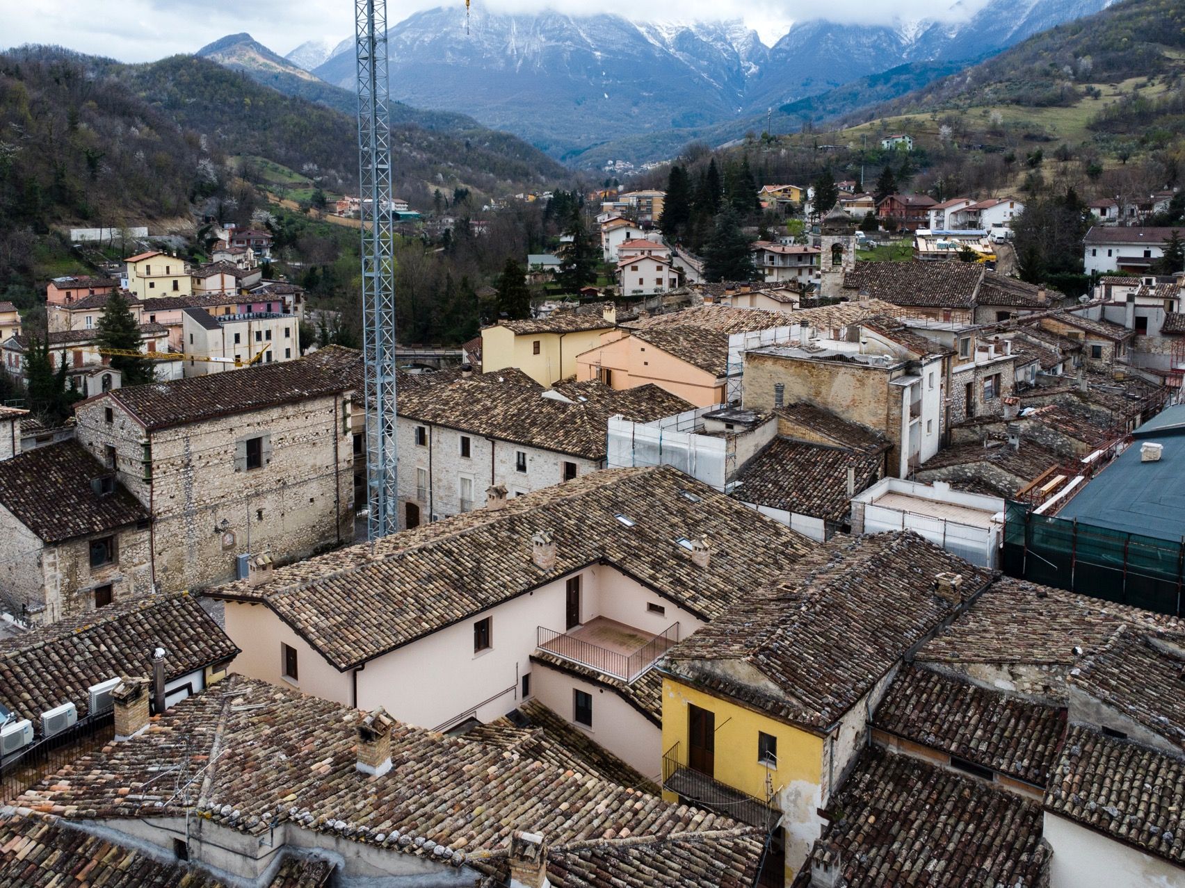 Visuale dall'alto del borgo incantato di Isola del Gran Sasso a Teramo in Abruzzo in Italia