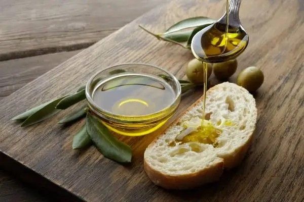 olio su fette di pane fresco e olive