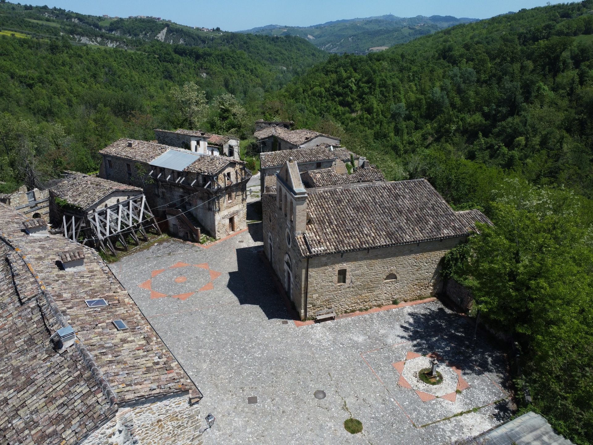 San Michele Arcangelo di Castiglione della Valle nel comune di Colledara a Teramo in  Abruzzo del Gran Sasso D'Italia