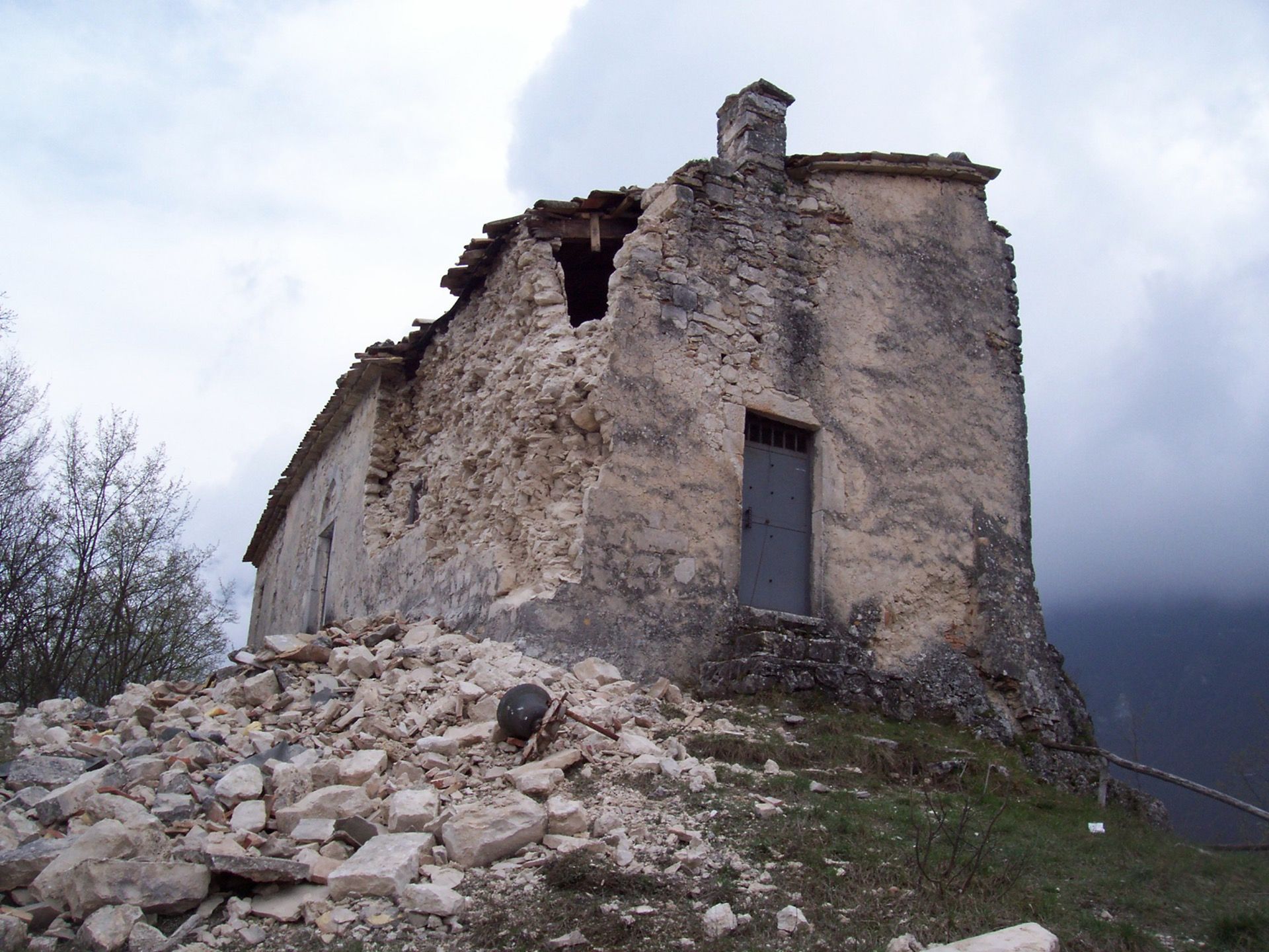 escursione sentieri tra boschi da Isola al Castello di Pagliara in Abruzzo nel Gran Sasso D'Italia