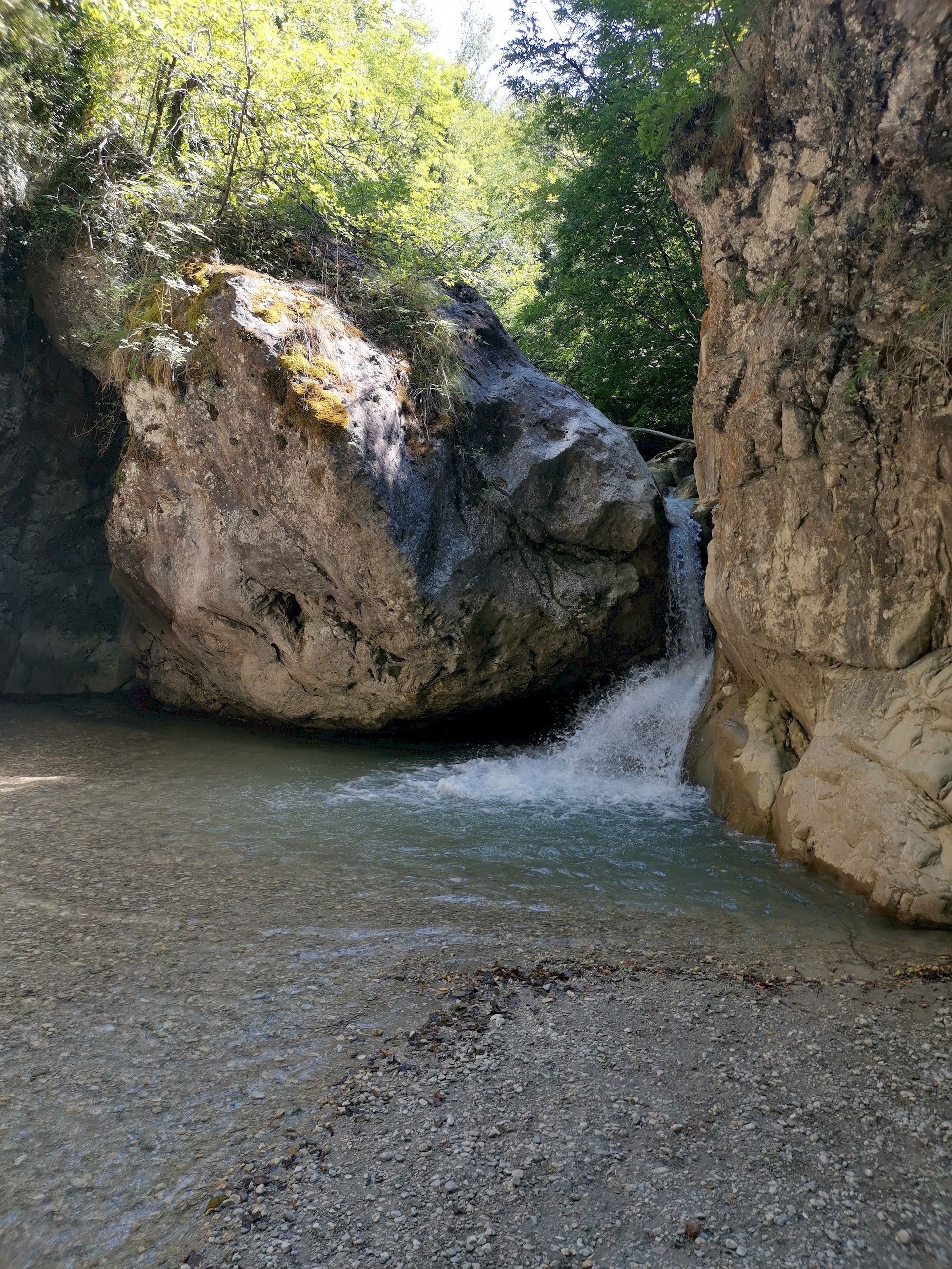 torrente di montagna seguendo l'acqua Gran Sasso D'Italia