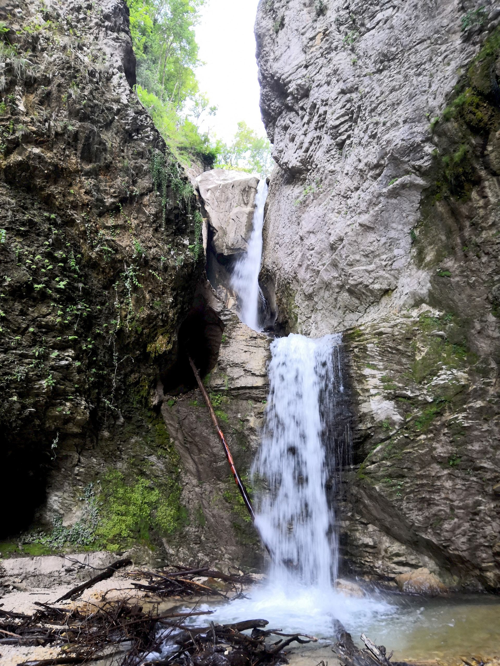 torrente di montagna seguendo l'acqua Gran Sasso D'Italia