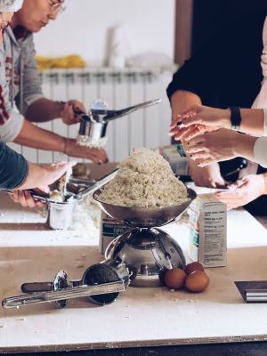 preparazione gnocchi con la la patata turchesa tipica del territorio del Gran Sasso D'Italia in Abruzzo