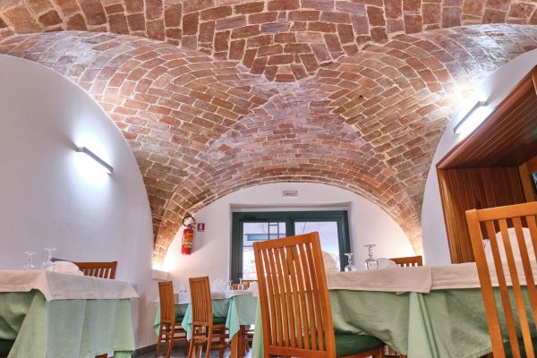 Soffitto Del Ristorante Hotel Teresa A Isola Del Gran Sasso Nella Valle Siciliana In Abruzzo