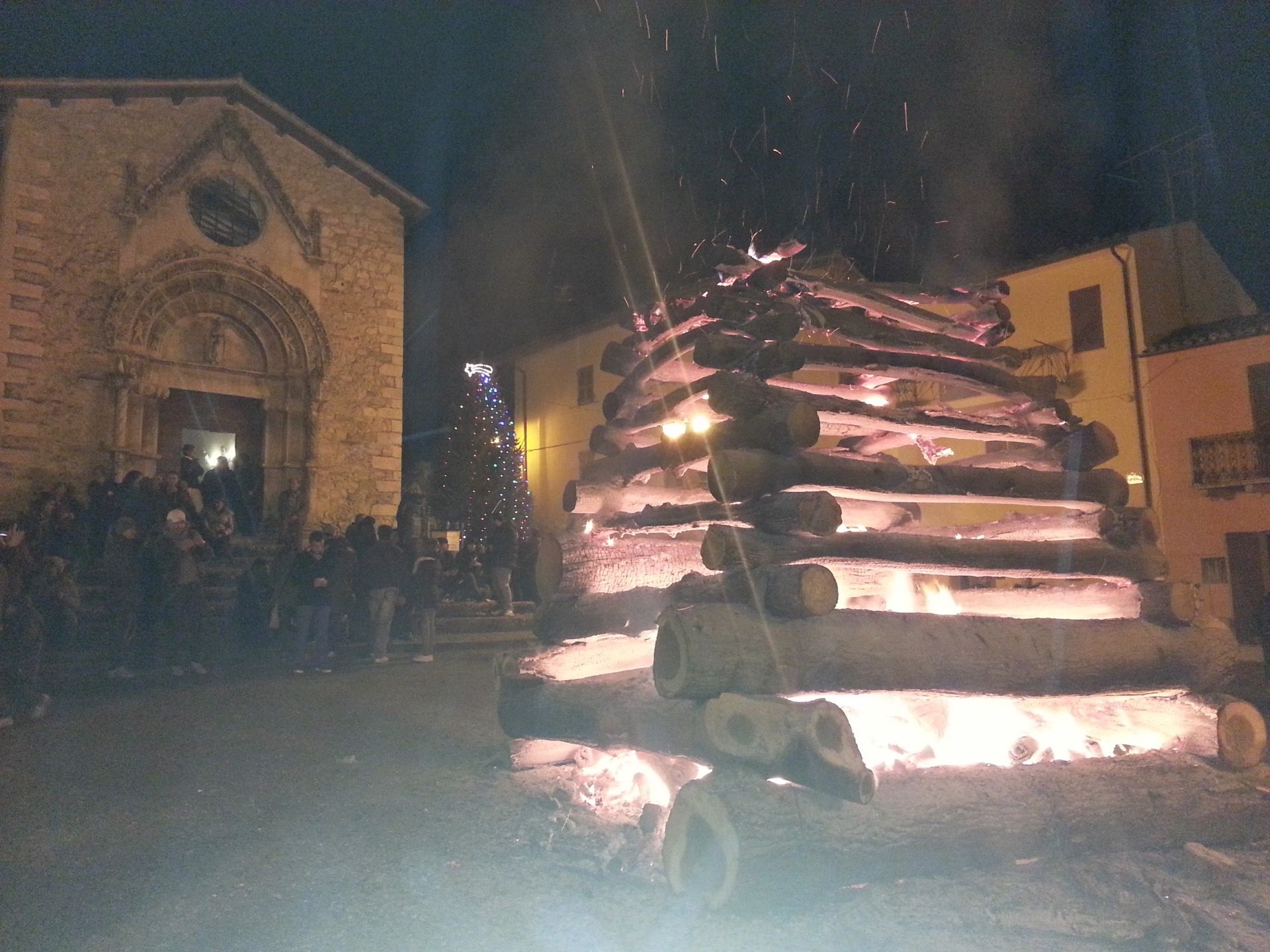 Il Tradizionale Fuoco Di Sant'Antonio A Tossicia A Teramo Nella Valle Del Gran Sasso