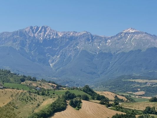 panorama sul Gran Sasso tagliatelle alla chitarra trattoria Bar Falone a Castel Castagna in Abruzzo