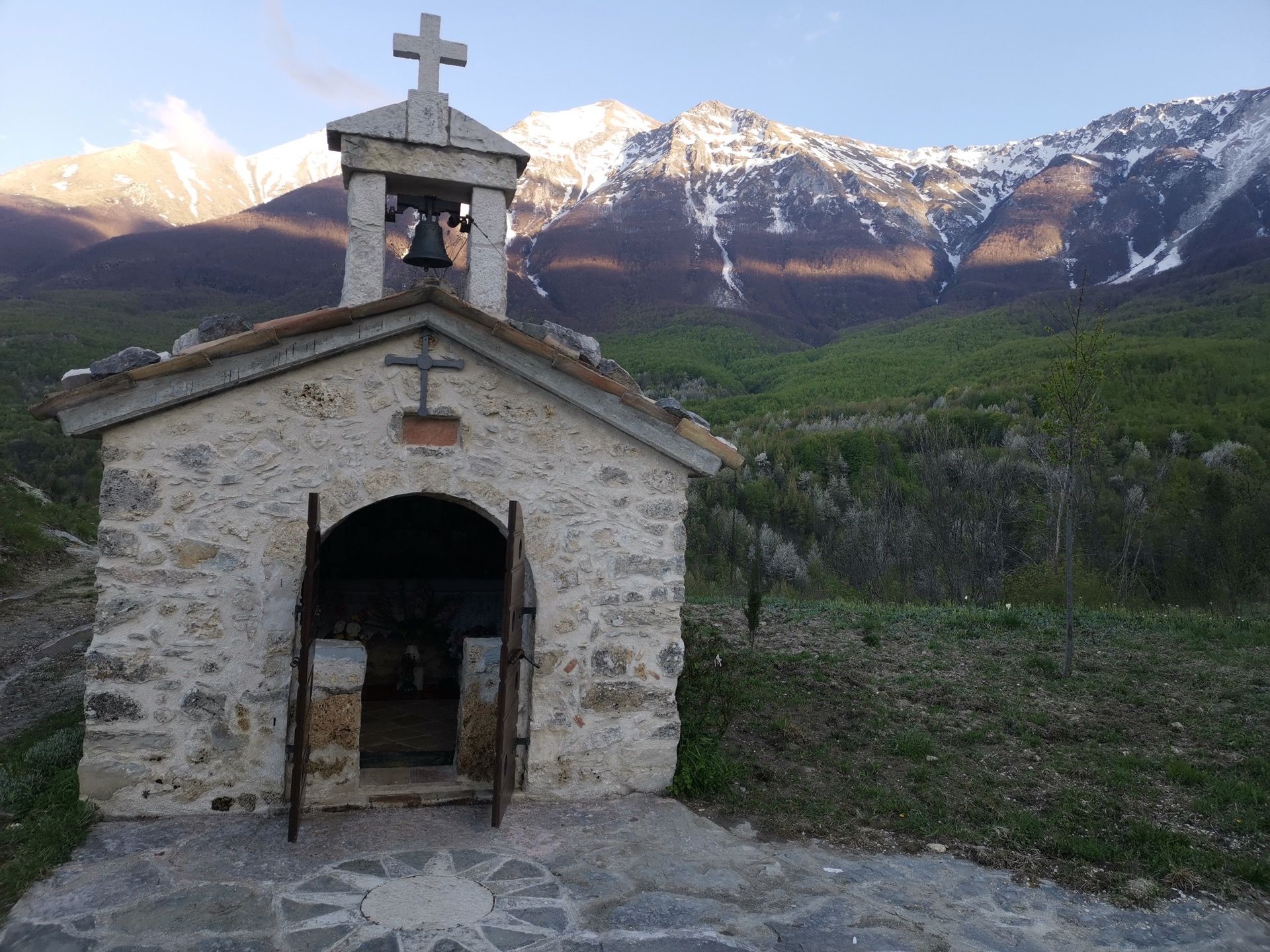 Chiesa dell'acquara anche detta Chiesetta del'aquara nella valle del Gran Sasso a Teramo in Abruzzo