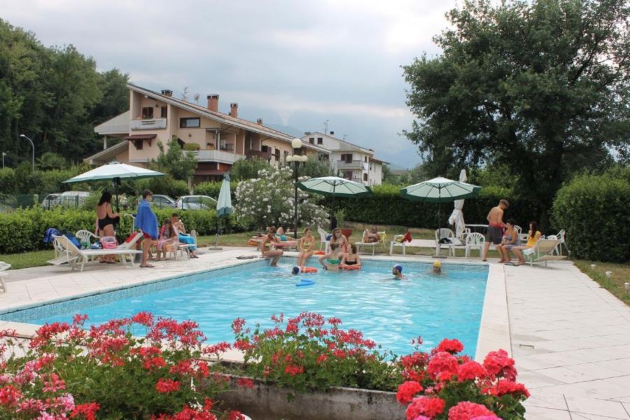 La Piscina Esterna Del Residence La Piscina di Isola del Gran Sasso a Teramo nella Valle Siciliana