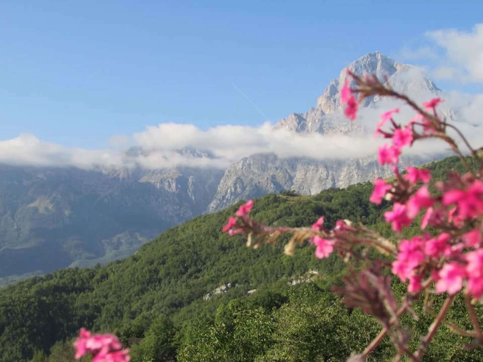 escursione sentieri tra boschi Casale San Nicola Acerone in Abruzzo nel Gran Sasso D'Italia