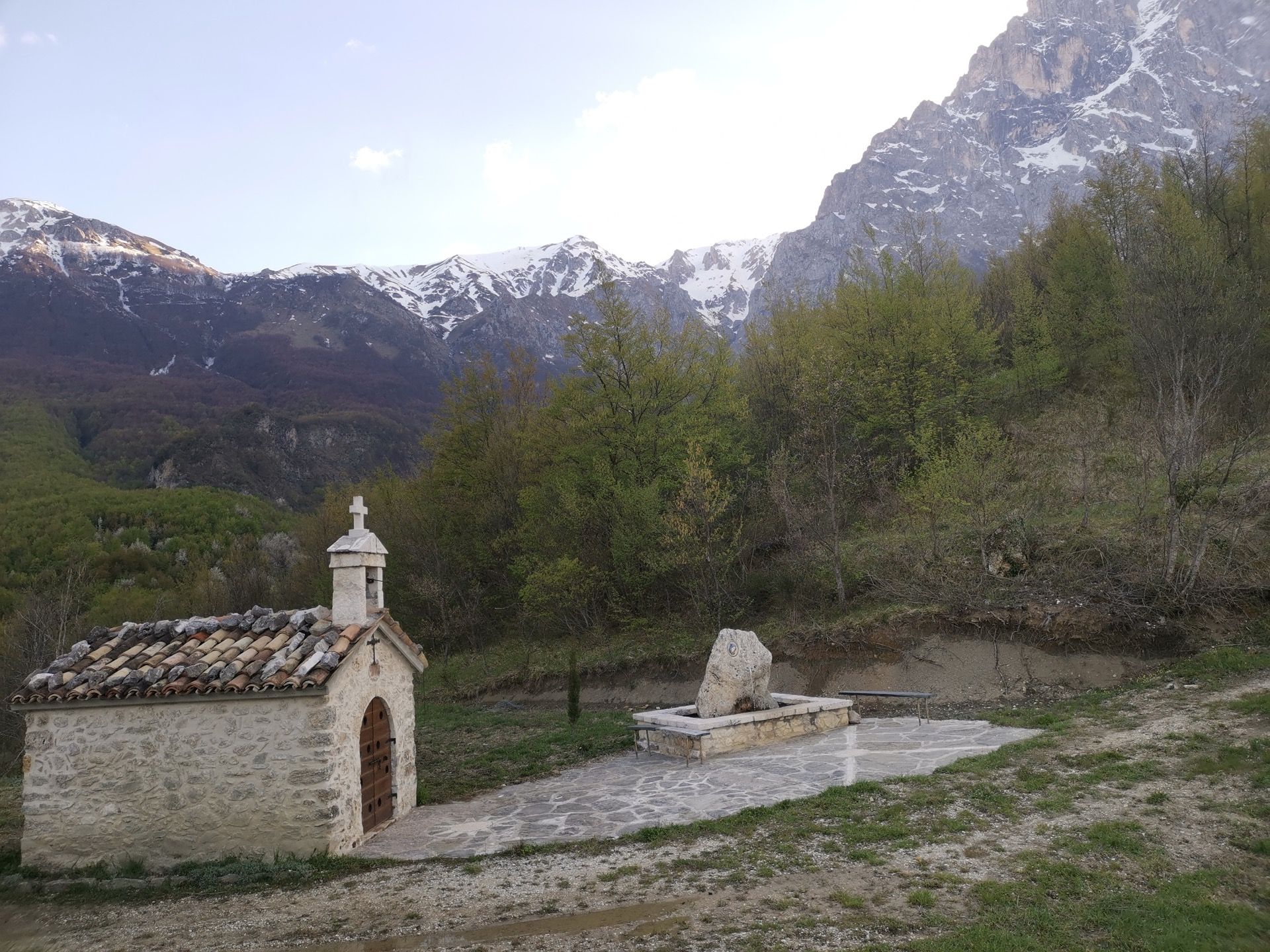 Visuale Della Chiesetta Dell Aquara Nella Valle Del Gran Sasso A Teramo In Abruzzo