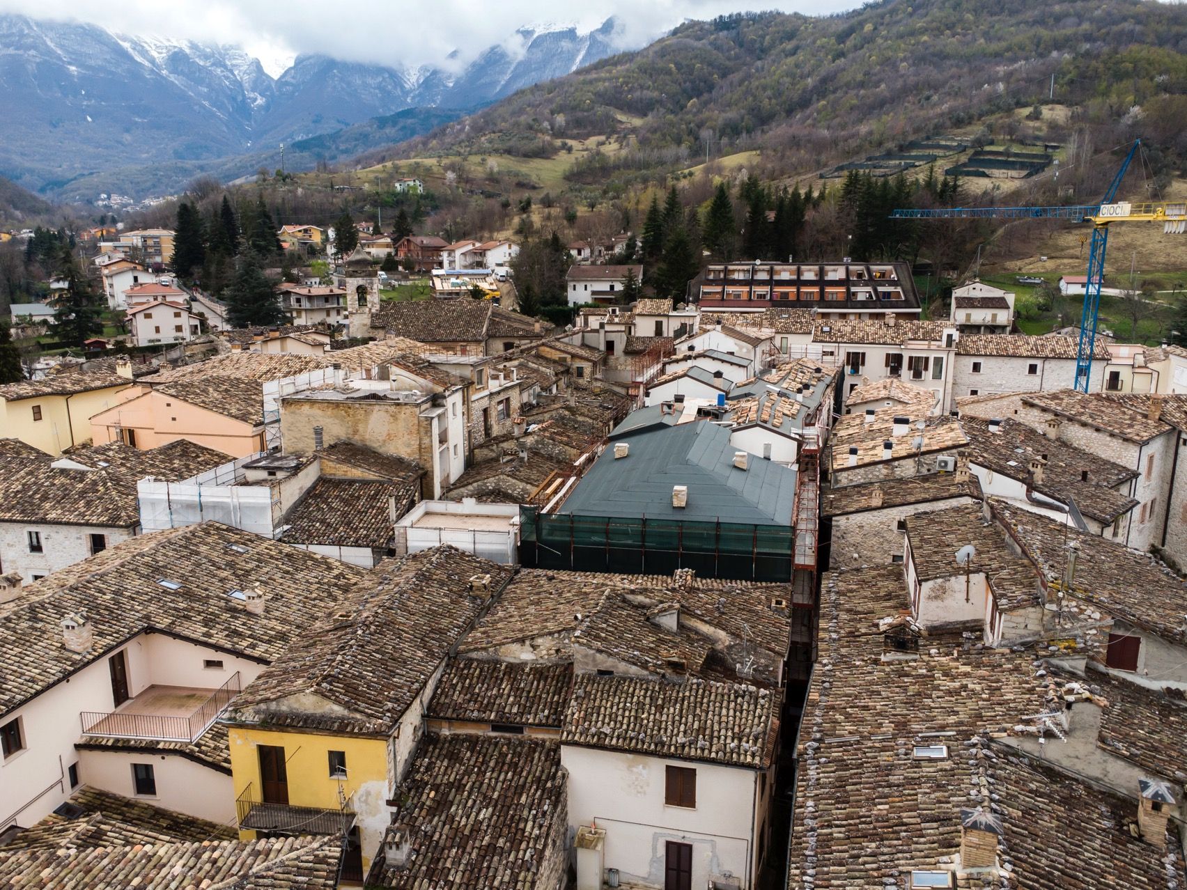 Vista dall'alto del borgo incantato di Isola del Gran Sasso a Teramo in Abruzzo