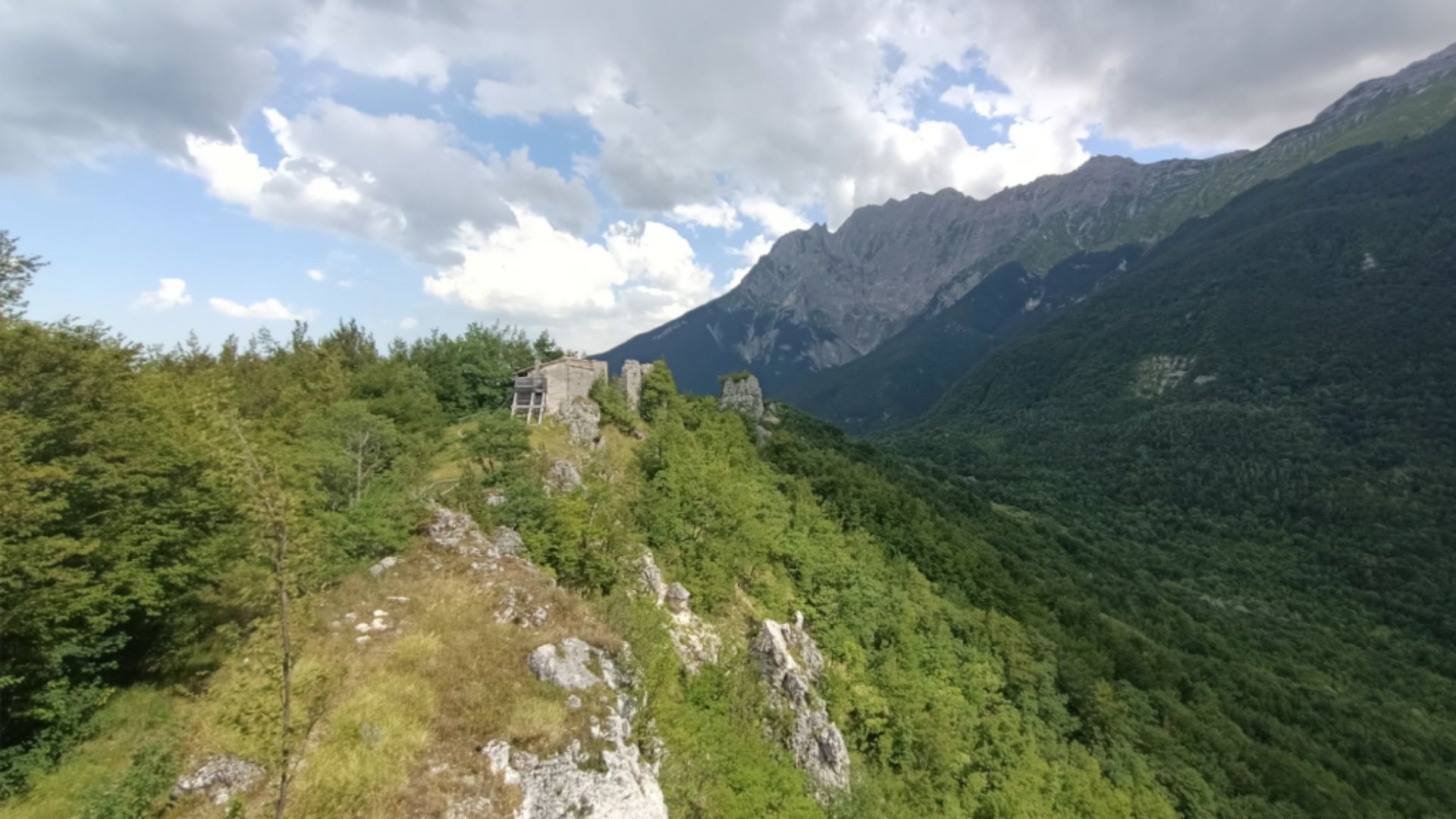 Visuale di uno dei luoghi incantati della valle del Gran Sasso il Castello Di Pagliara A Teramo In Abruzzo