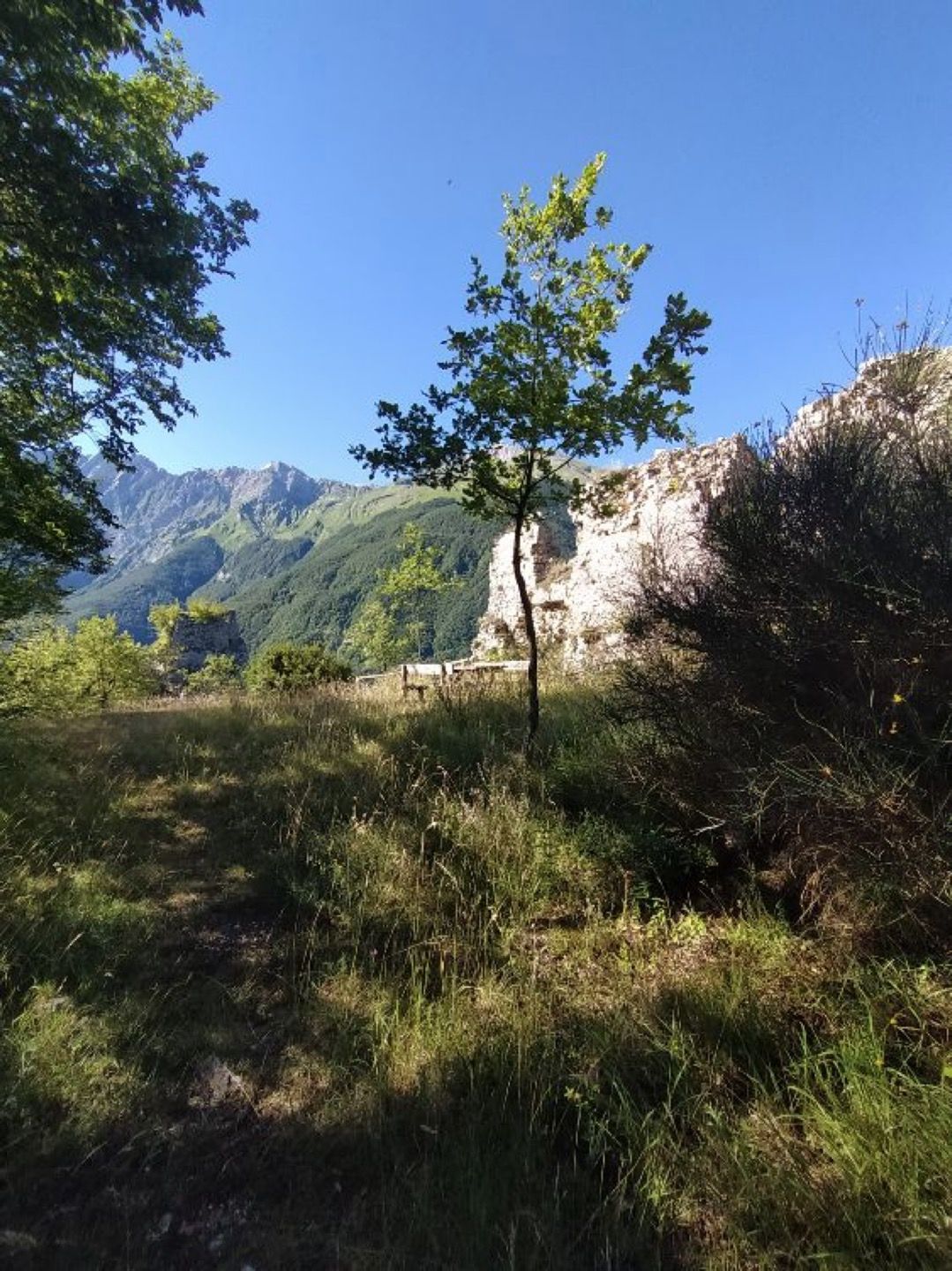 Antiche Mura Del Castello Di Pagliara A Teramo In Abruzzo