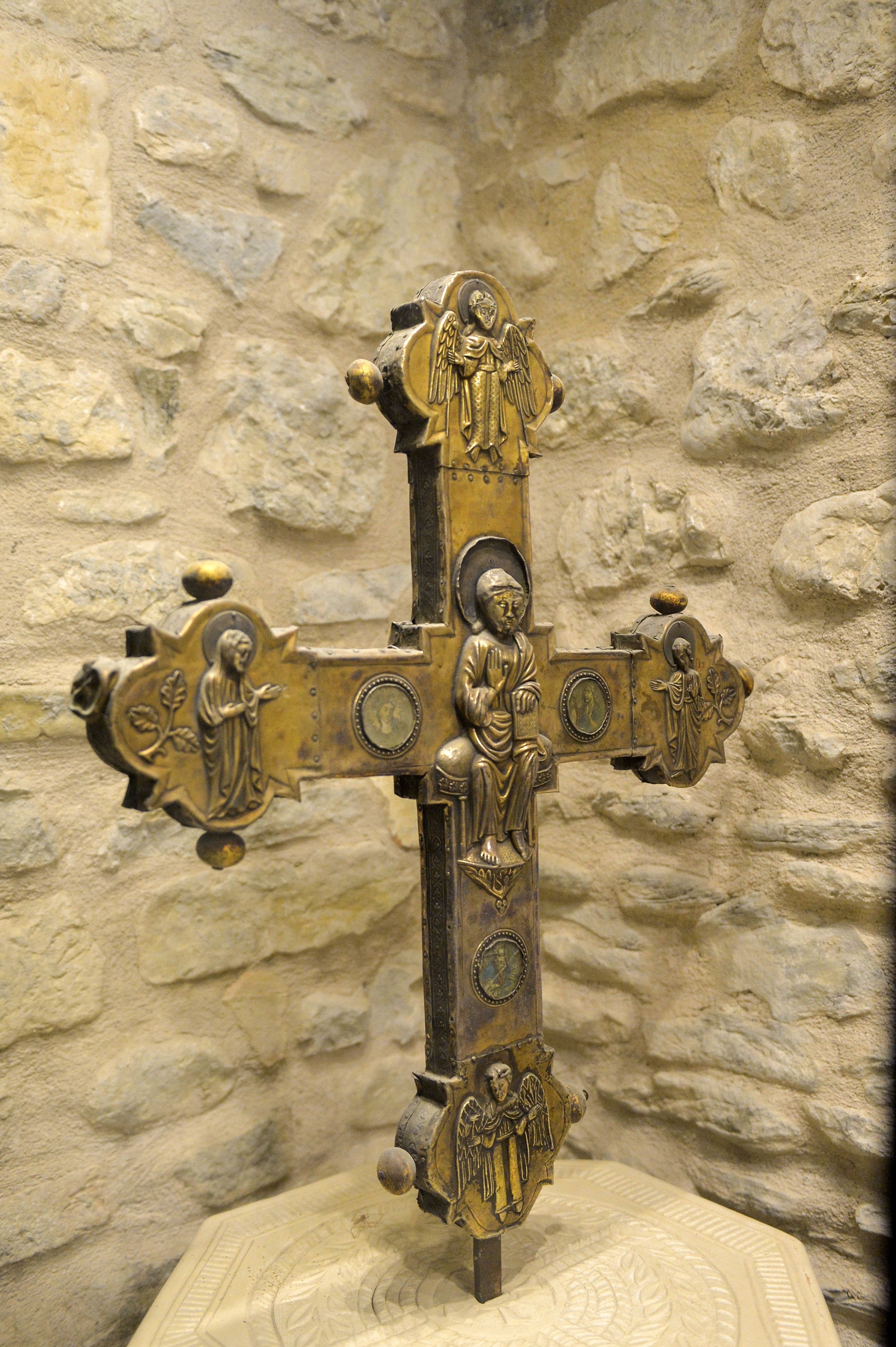 Croce Dentro La Chiesa Di Santa Maria Di Ronzano Nella Valle Del Gran Sasso A Teramo In Abruzzo