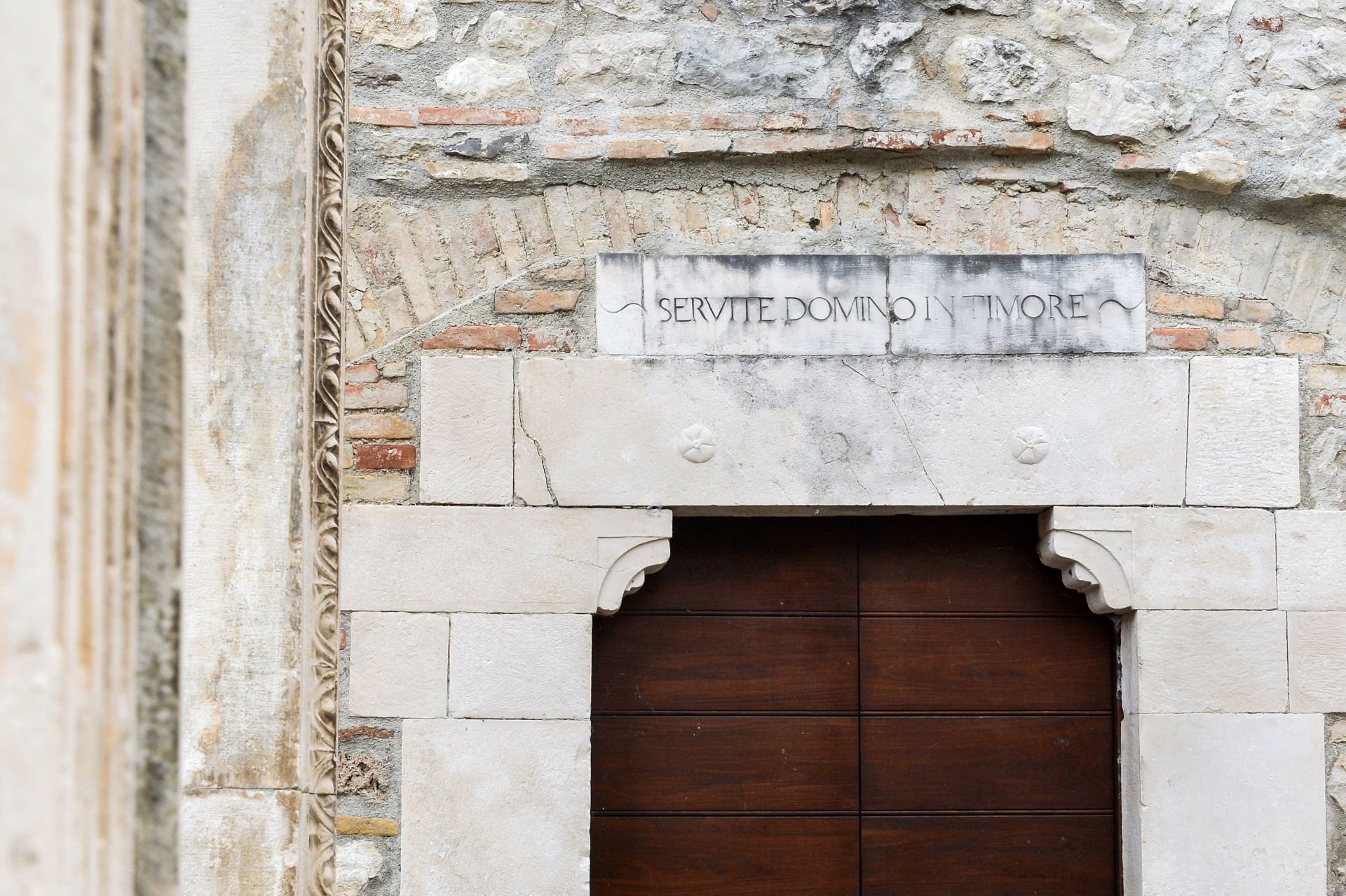 Un motto nel paese dei motti nella valle del Gran Sasso a Teramo in Abruzzo