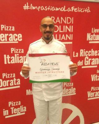 titolare con premio pizzeria rosticceria Delizie Del Sud a Colledara di Teramo