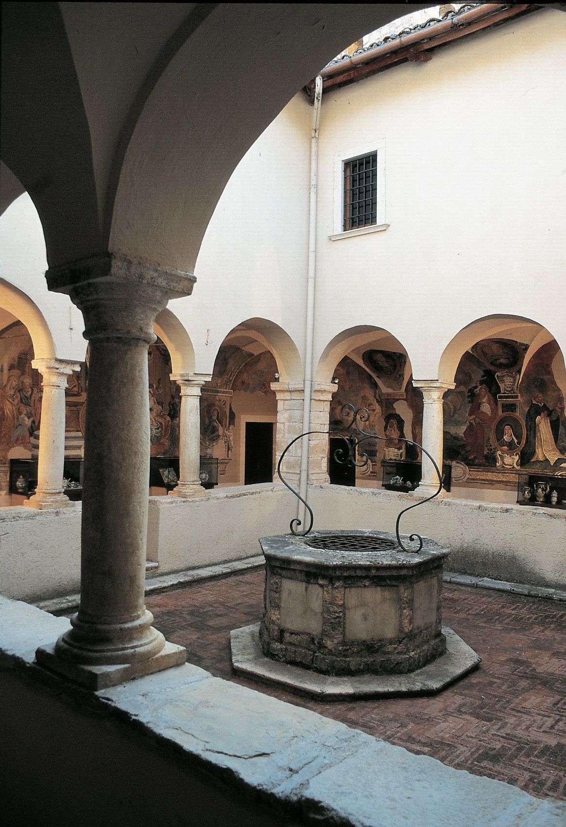 Chiostro Del Museo Delle Ceramiche Castelli A Teramo Nella Valle Del Gran Sasso In Abruzzo