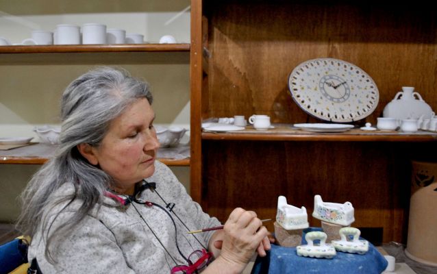 pittrice mentre dipinge Ghirigori Di Elena Villa Castelli in Abruzzo