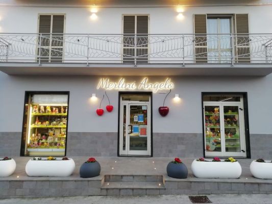 esterno negozio pasticceria Pasta all'uovo Merlini Angelo a Isola Del Gran Sasso