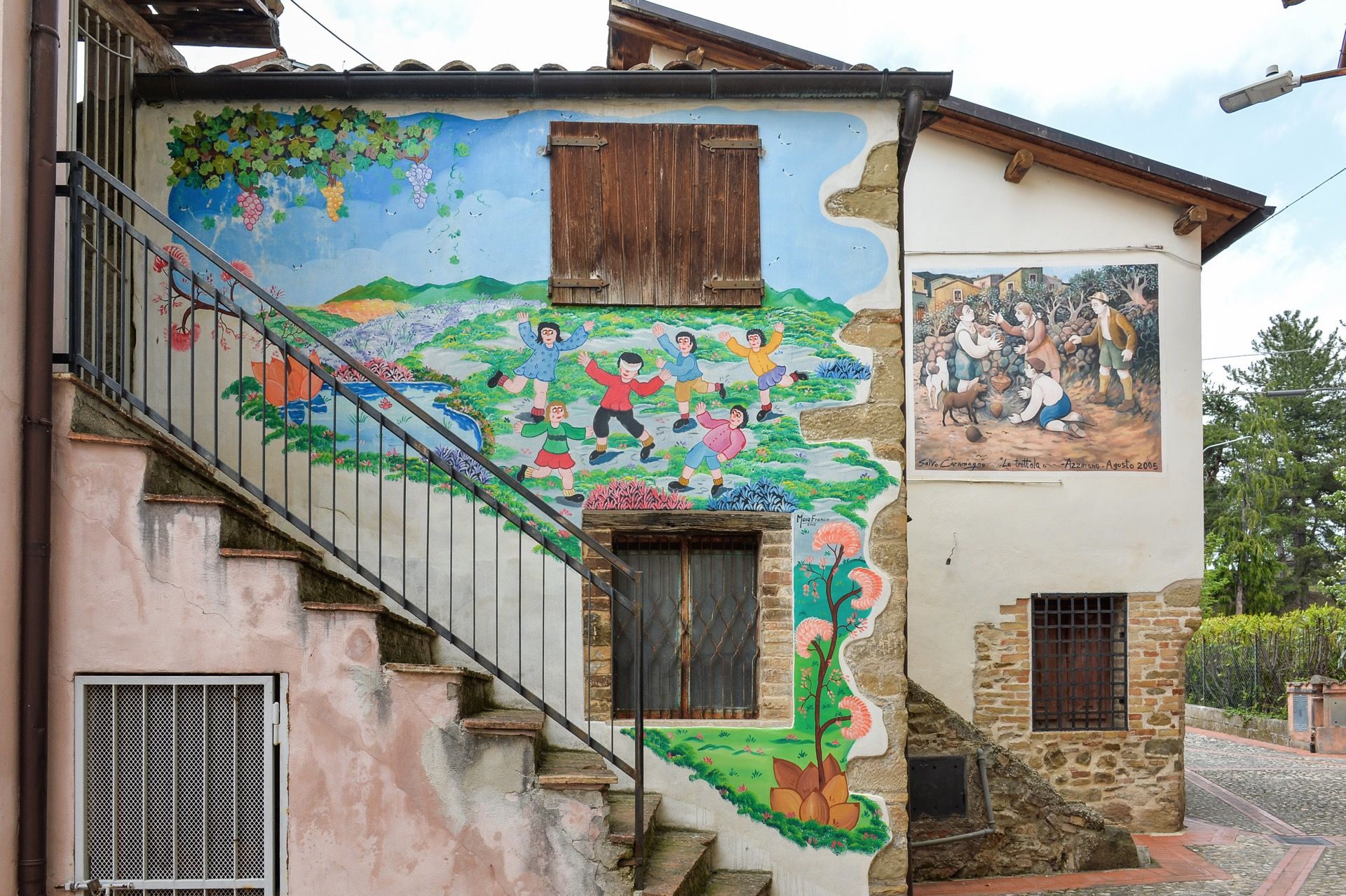 Una casa nel borgo incantato di Azzinano di Tossicia a Teramo con murales