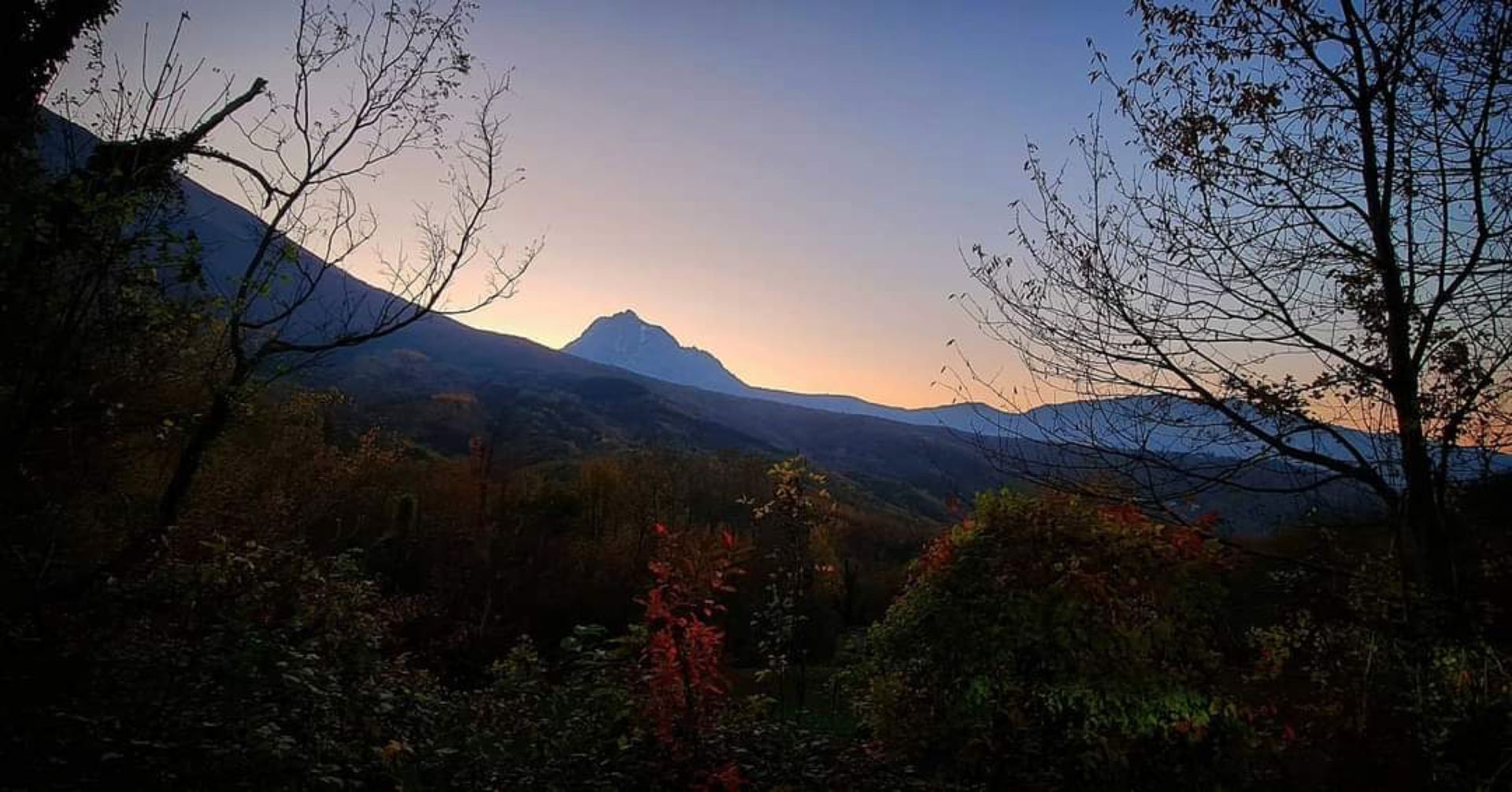 panoramica del luogo incantato di Piane del Fiume a Teramo in Abruzzo nella valle del Gran Sasso