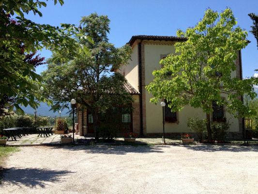 esterno ristorante pizzeria La Casa Gialla di Castel Castagna a Teramo